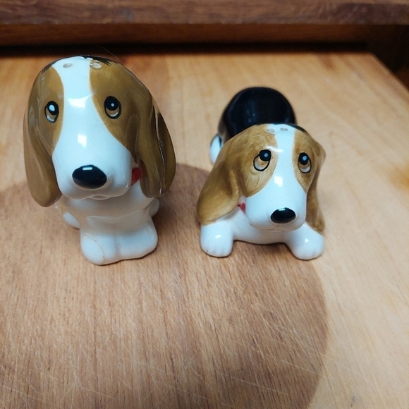 Vintage* Ceramic Bassett Hound Pups Salt & Pepper Shakers - Picture 1 of 6